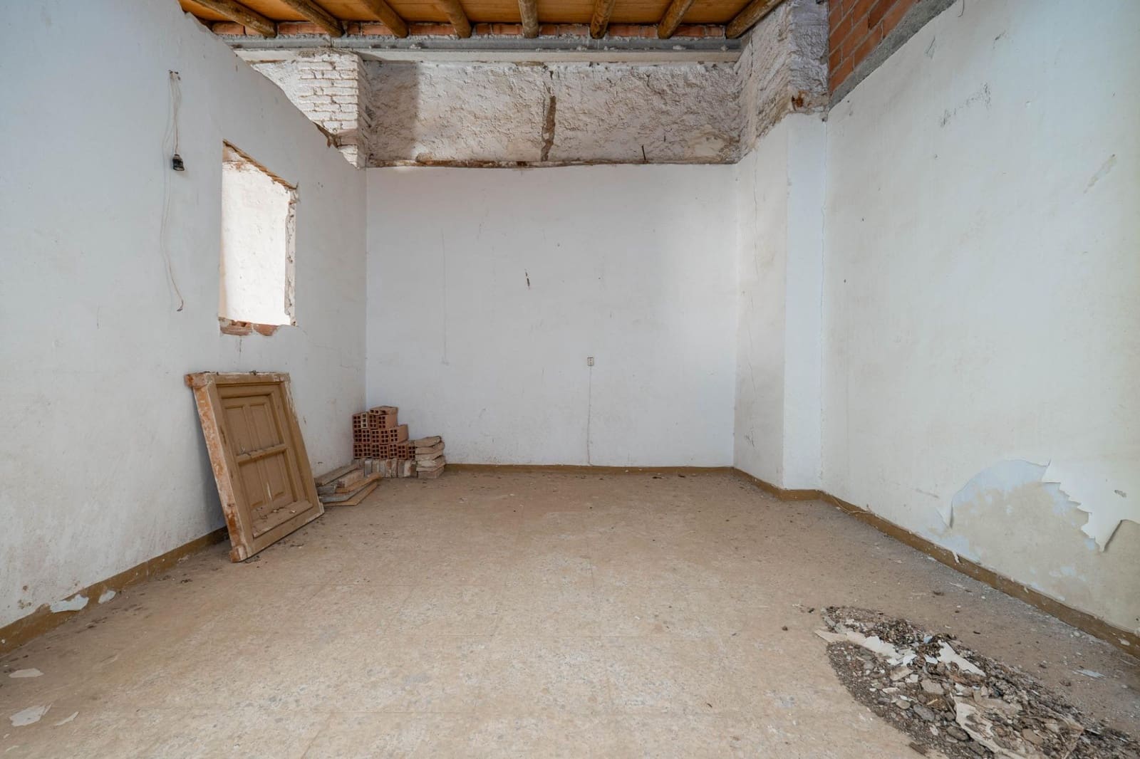 4 bedroom Finca/Country House for sale in Albunuelas - € 47,000 (Ref: 9712217)