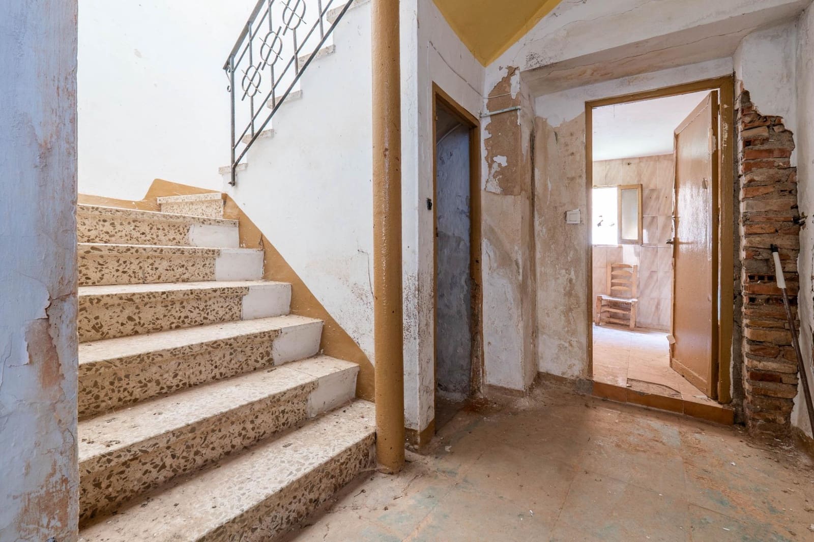 4 bedroom Finca/Country House for sale in Albunuelas - € 47,000 (Ref: 9712217)