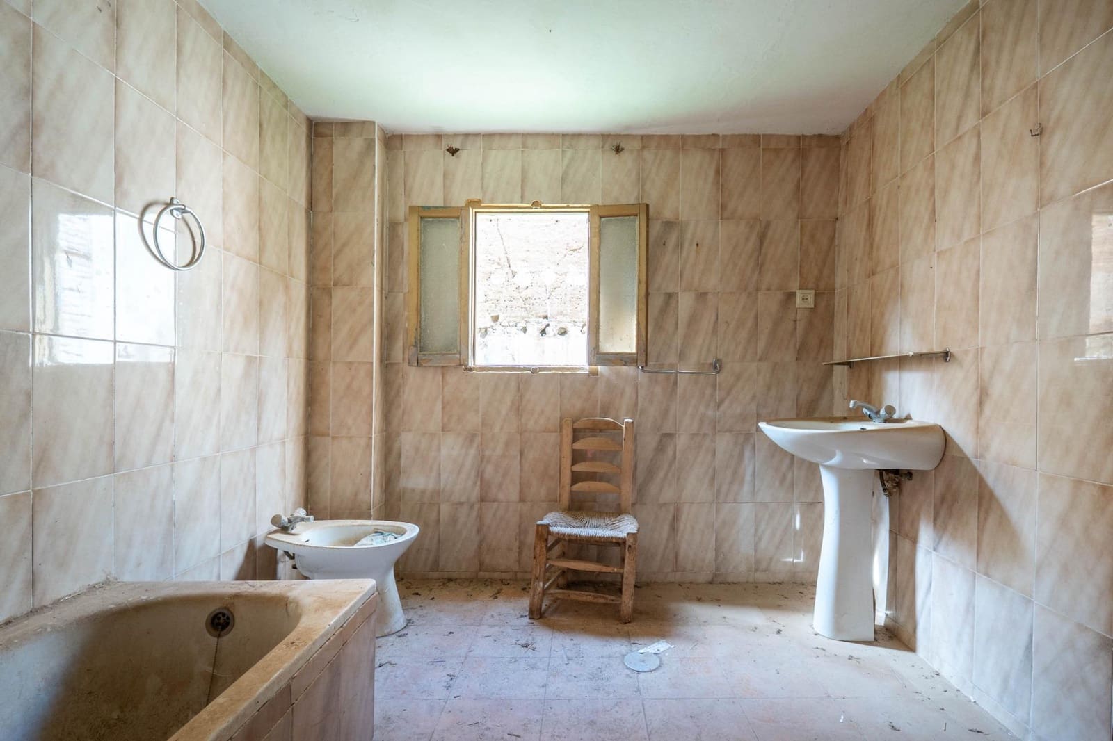 4 bedroom Finca/Country House for sale in Albunuelas - € 47,000 (Ref: 9712217)