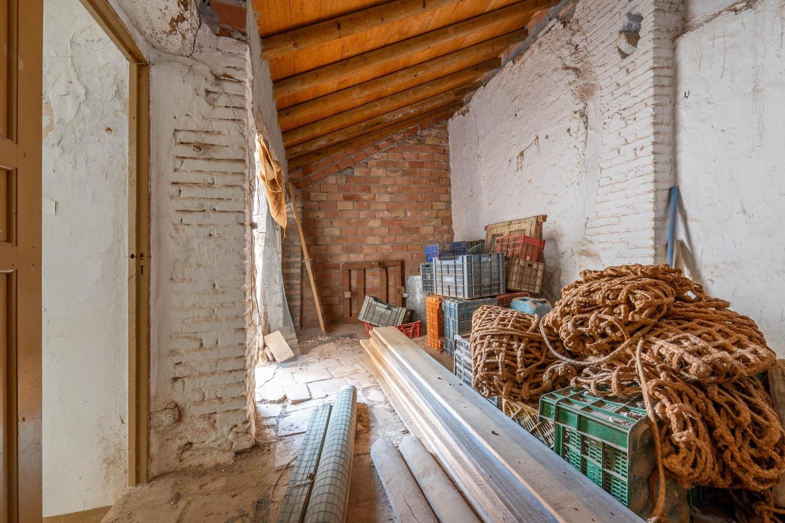 4 bedroom Finca/Country House for sale in Albunuelas - € 47,000 (Ref: 9712217)