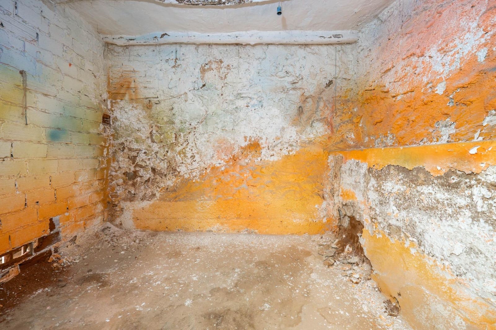 4 bedroom Finca/Country House for sale in Albunuelas - € 47,000 (Ref: 9712217)