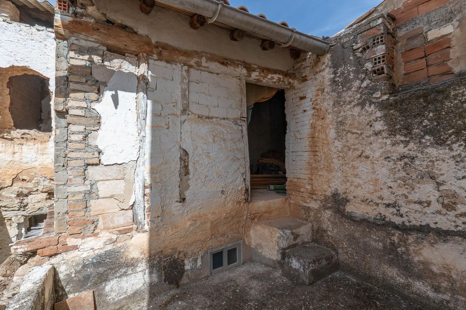 4 bedroom Finca/Country House for sale in Albunuelas - € 47,000 (Ref: 9712217)