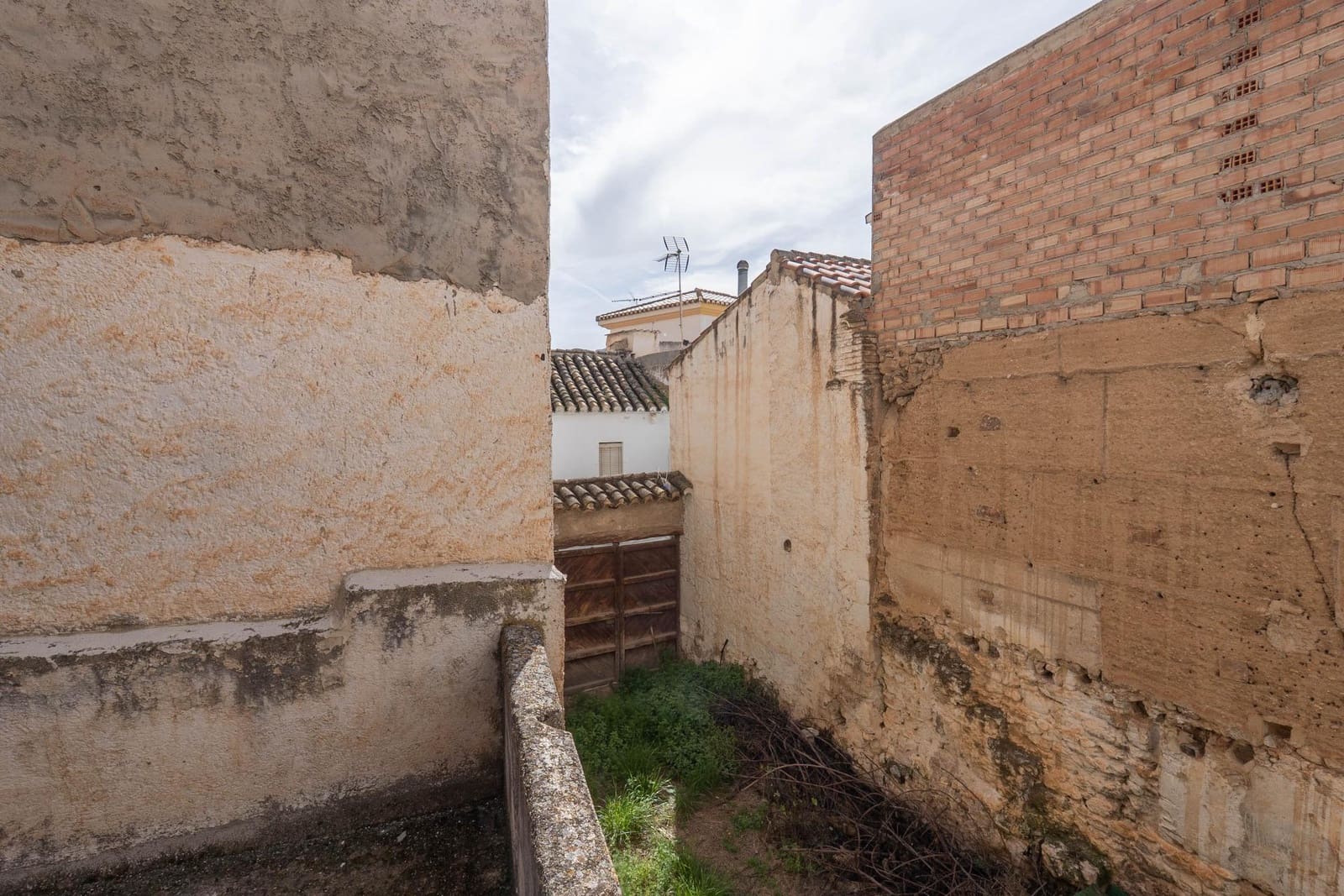 4 bedroom Finca/Country House for sale in Albunuelas - € 47,000 (Ref: 9712217)