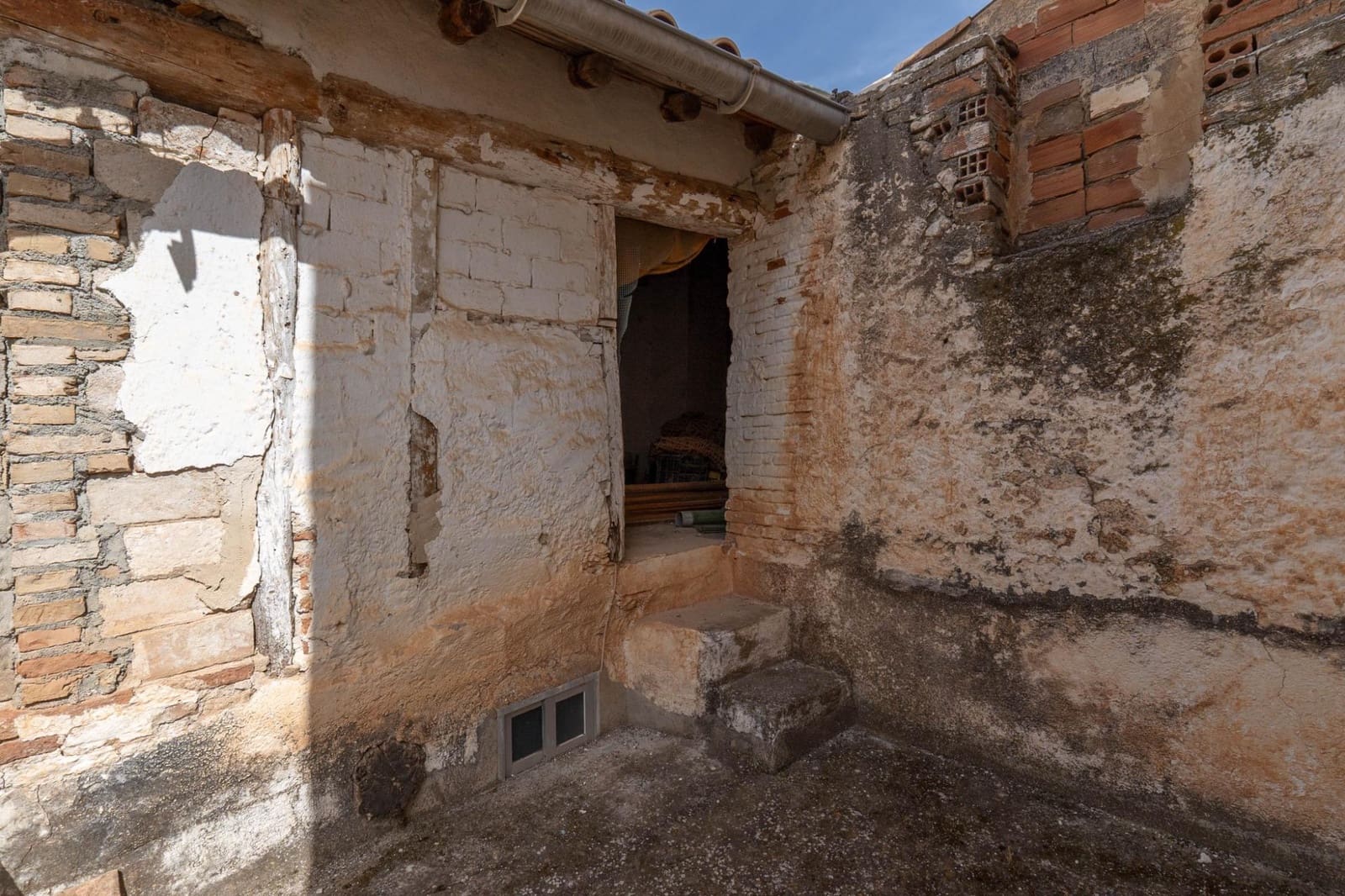 4 bedroom Finca/Country House for sale in Albunuelas - € 47,000 (Ref: 9712217)