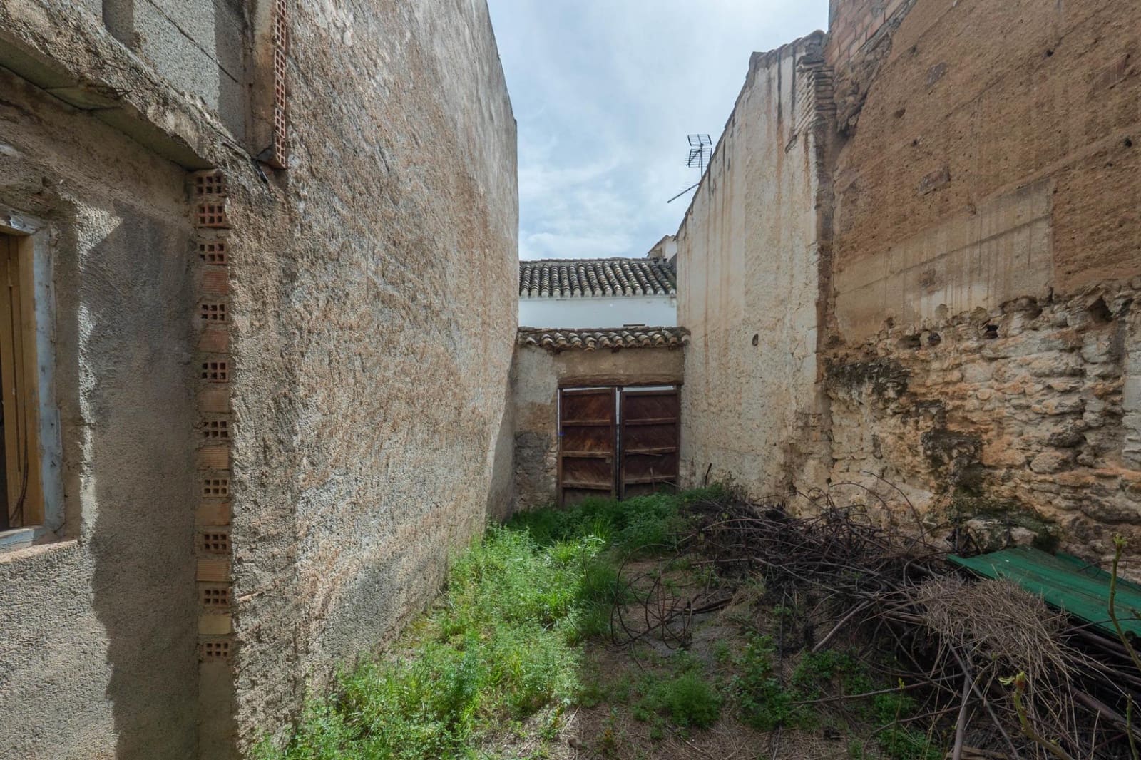 4 bedroom Finca/Country House for sale in Albunuelas - € 47,000 (Ref: 9712217)