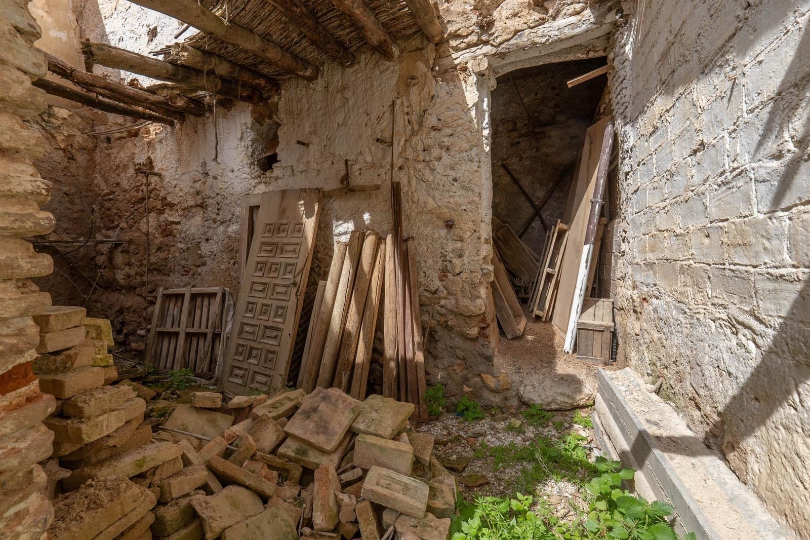 4 bedroom Finca/Country House for sale in Albunuelas - € 47,000 (Ref: 9712217)