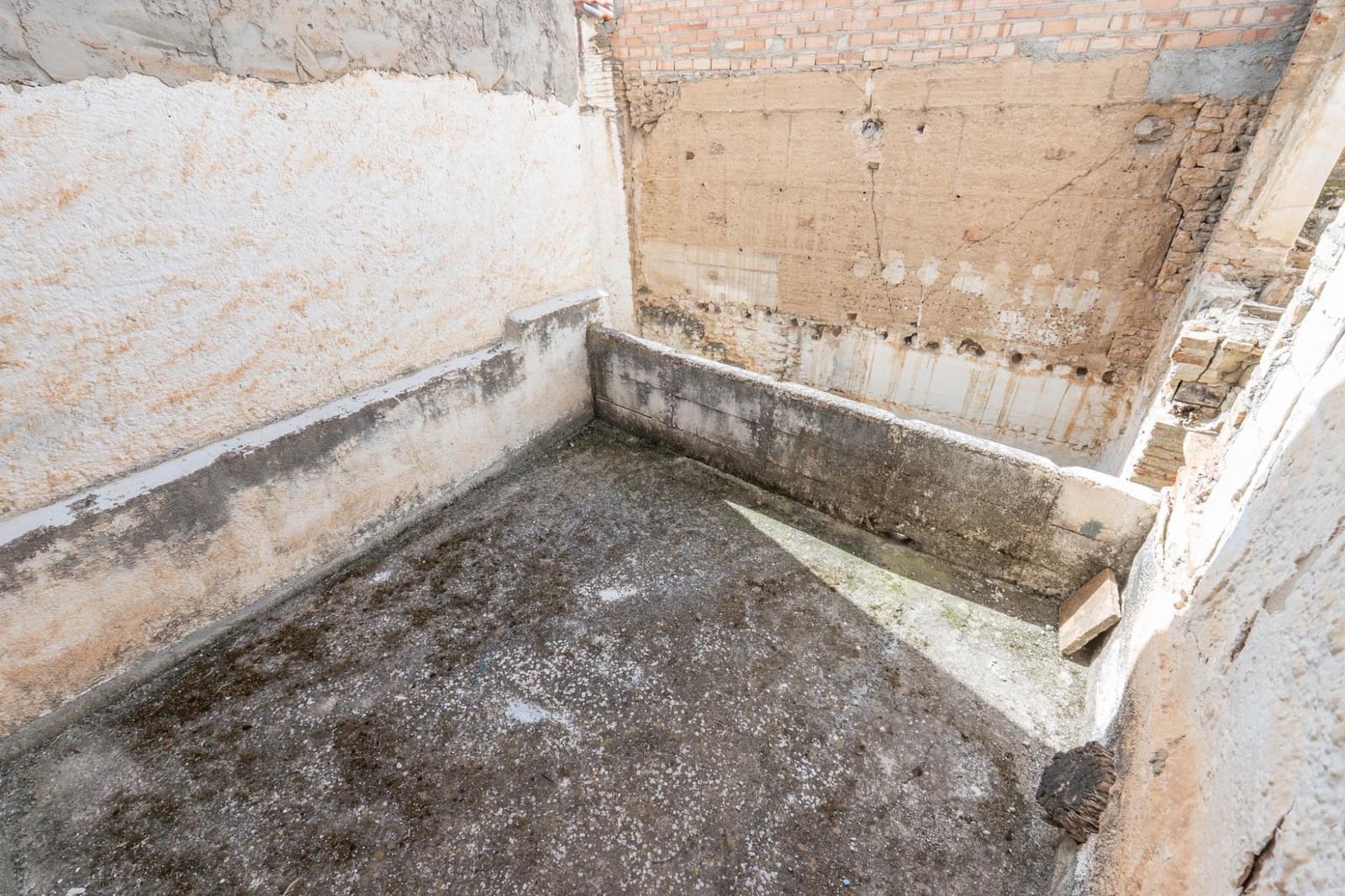 4 bedroom Finca/Country House for sale in Albunuelas - € 47,000 (Ref: 9712217)