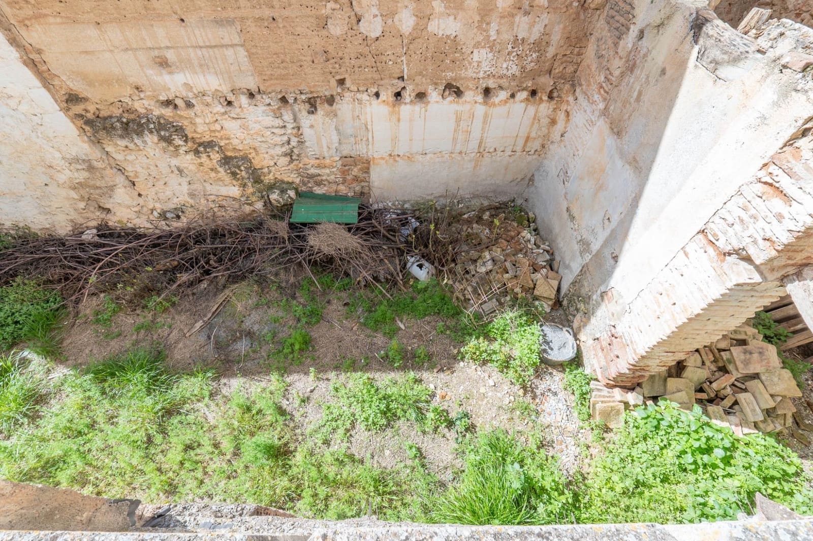 4 bedroom Finca/Country House for sale in Albunuelas - € 47,000 (Ref: 9712217)