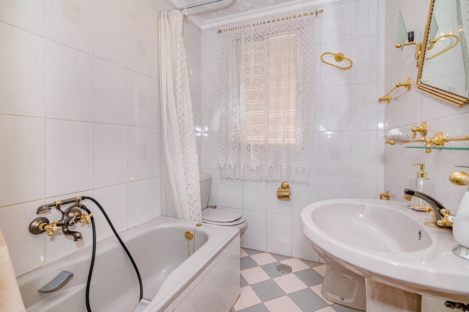 4 bedroom Villa for sale in Peligros with pool - € 395,000 (Ref: 9726858)