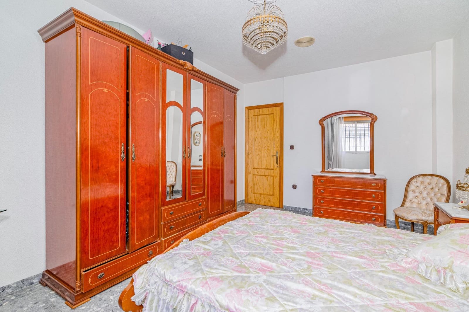 4 bedroom Villa for sale in Peligros with pool - € 395,000 (Ref: 9726858)