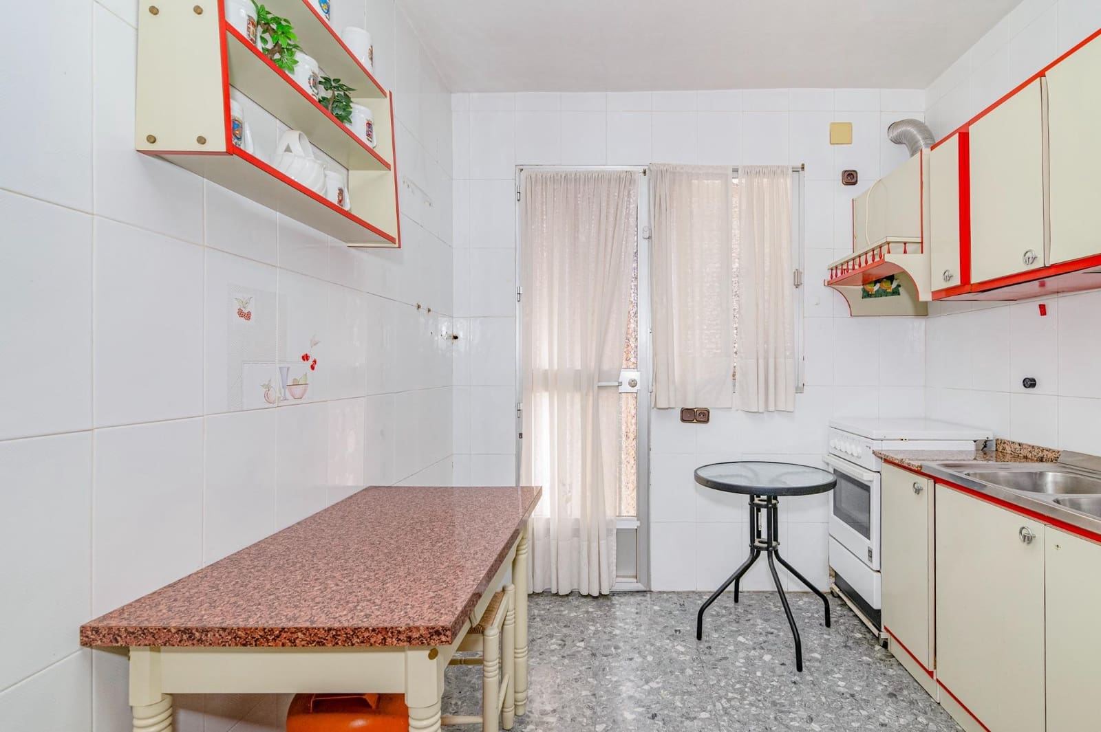 4 bedroom Villa for sale in Peligros with pool - € 395,000 (Ref: 9726858)