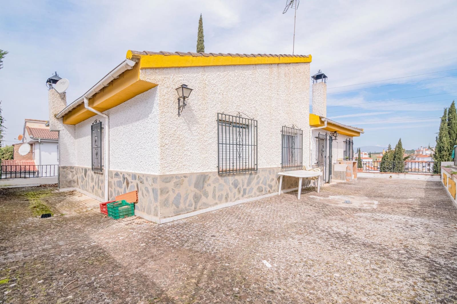 4 bedroom Villa for sale in Peligros with pool - € 395,000 (Ref: 9726858)