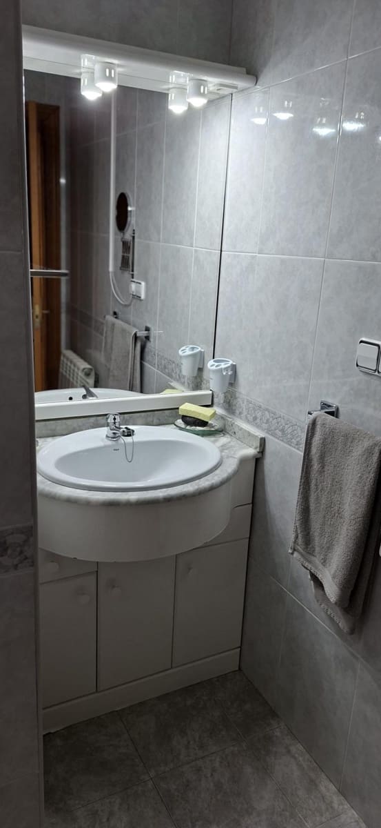 2 slaapkamer Flat te huur in Granada stad - € 900 (Ref: 9732439)