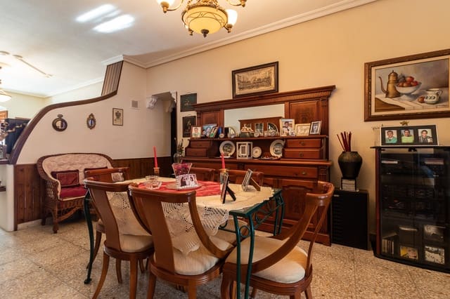 6 bedroom Semi-detached Villa for sale in Mula with garage - € 210,000 (Ref: 9300736)