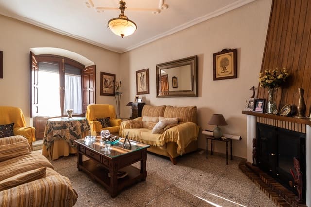 6 bedroom Semi-detached Villa for sale in Mula with garage - € 210,000 (Ref: 9300736)