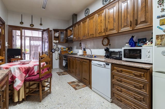 6 bedroom Semi-detached Villa for sale in Mula with garage - € 210,000 (Ref: 9300736)