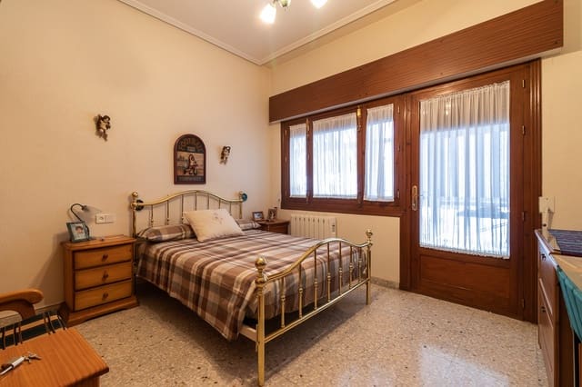 6 bedroom Semi-detached Villa for sale in Mula with garage - € 210,000 (Ref: 9300736)