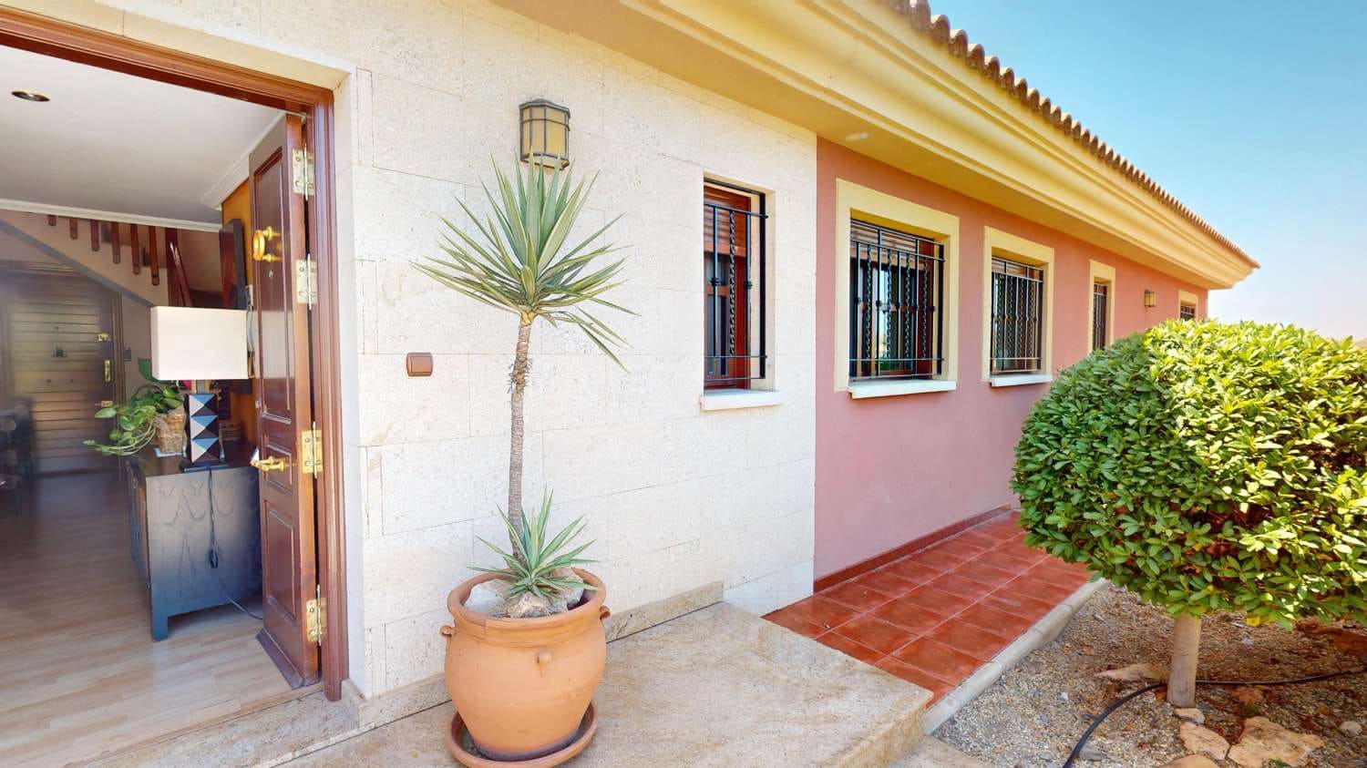 5 bedroom Villa for sale in Aguilas with garage - € 880,000 (Ref: 9822368)