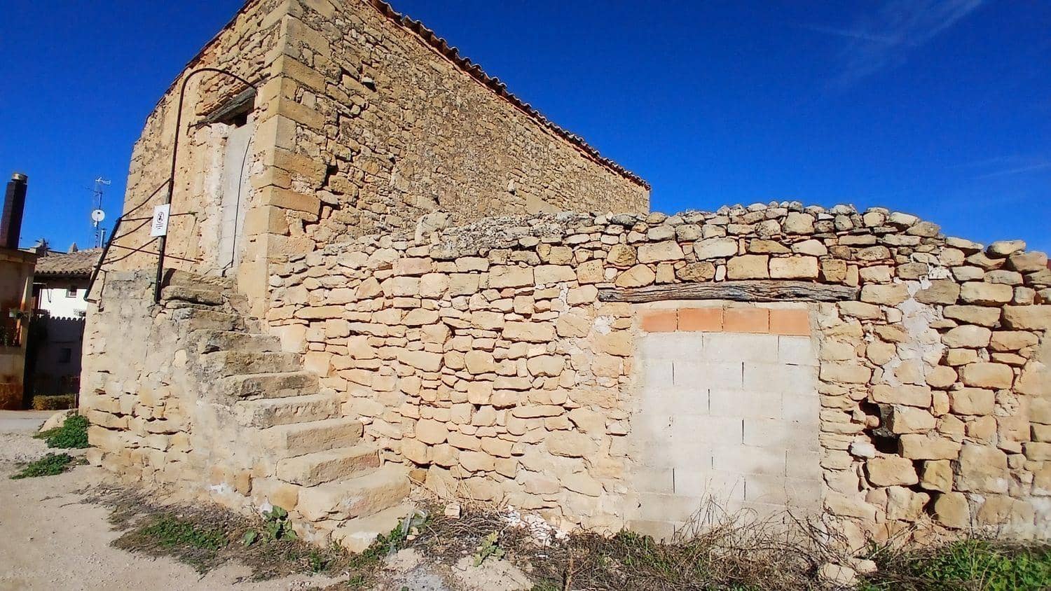 Townhouse for sale in Cretas - € 48,000 (Ref: 10131423)