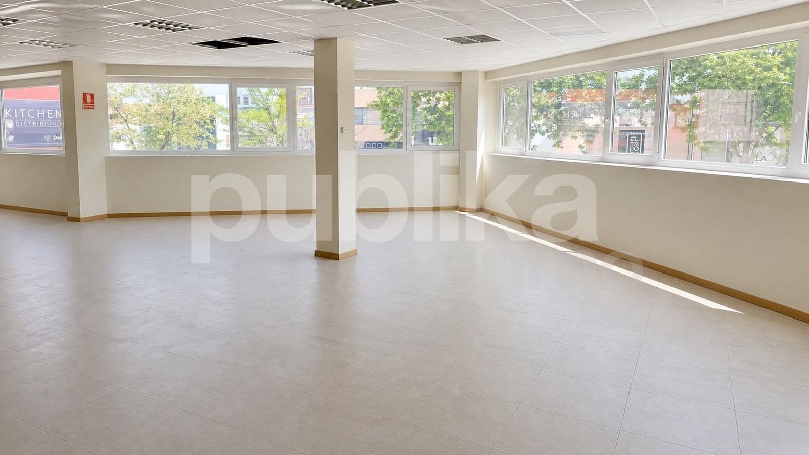 Kommersiell til salgs i Las Rozas de Madrid - € 280 000 (Ref: 9847990)