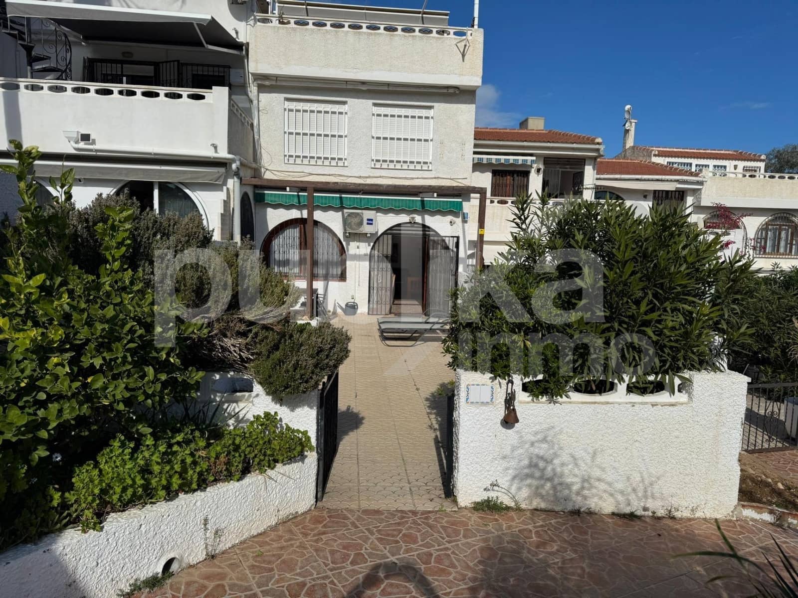 2 soveværelse Rækkehus til salg i Torrevieja med swimmingpool - € 179.000 (Ref: 9848003)