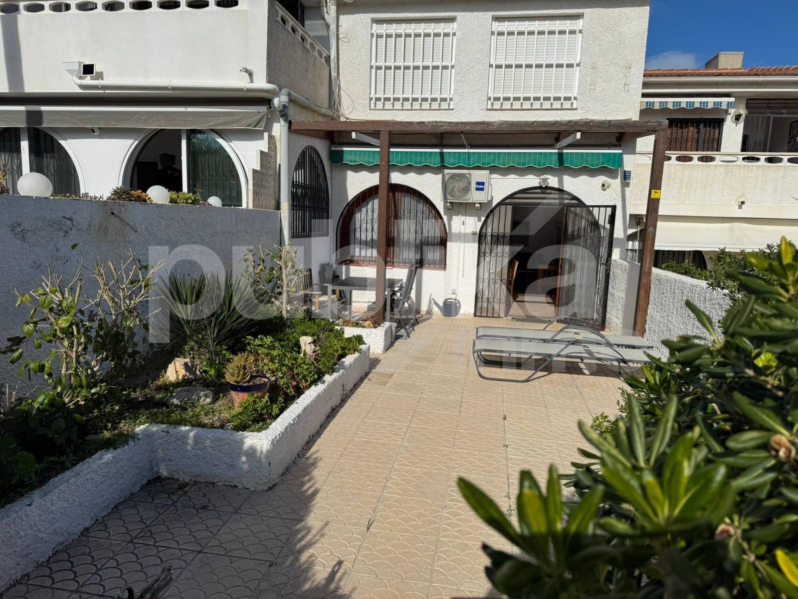 2 soveværelse Rækkehus til salg i Torrevieja med swimmingpool - € 179.000 (Ref: 9848003)