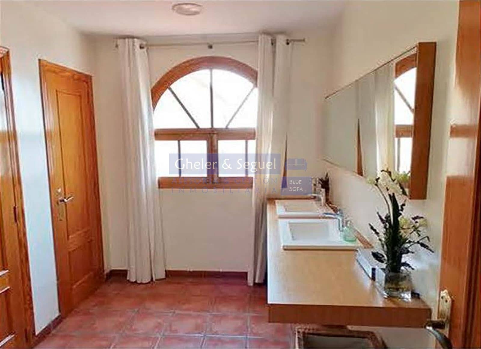 Kaupallinen myytävänä paikassa Estivella - 3 000 000 € (Ref: 9522747)