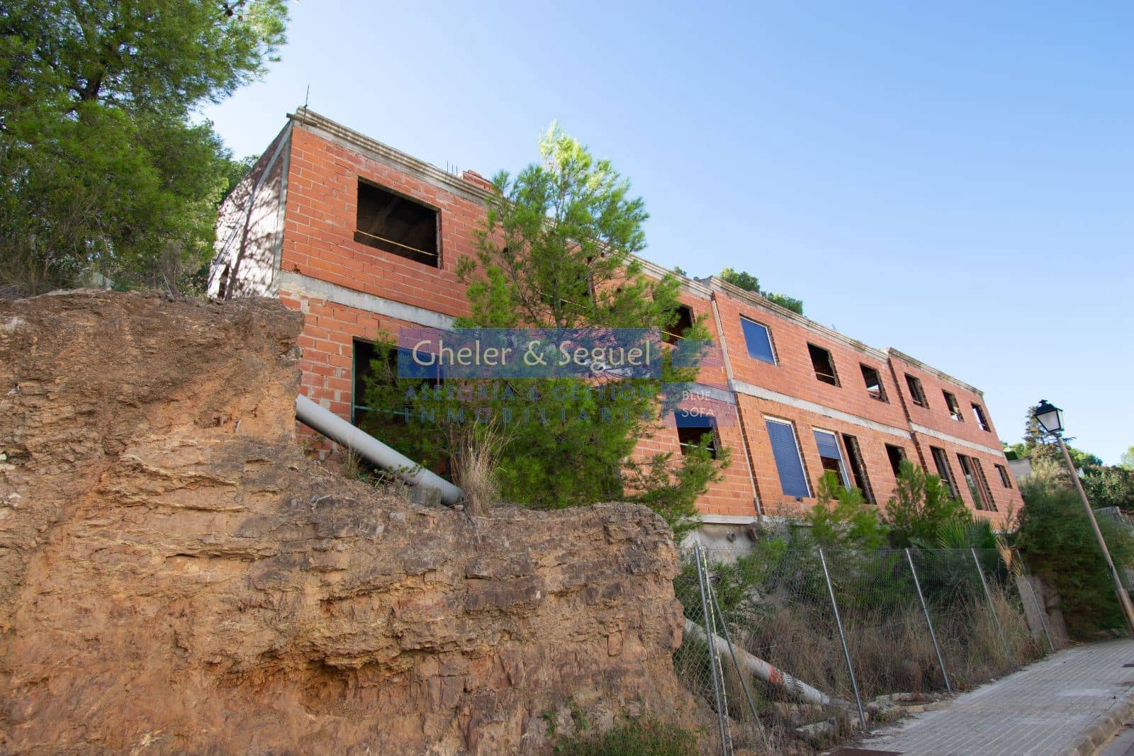 Townhouse for sale in Gilet - € 150,000 (Ref: 9522758)