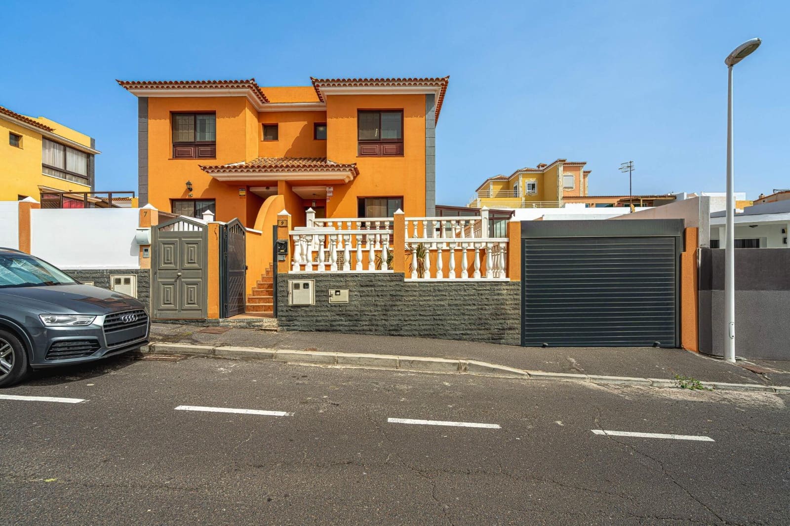 4 bedroom Villa for sale in El Medano with garage - € 485,000 (Ref: 9234863)