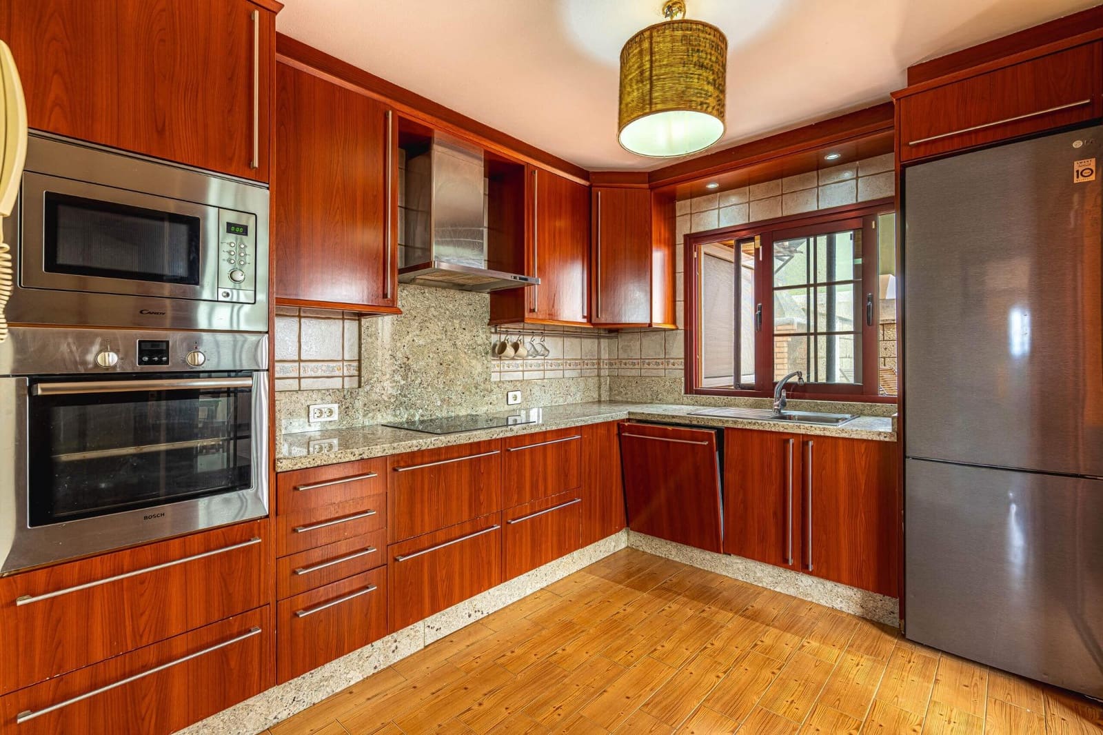 4 bedroom Villa for sale in El Medano with garage - € 485,000 (Ref: 9234863)