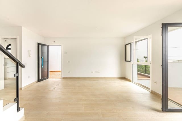 3 bedroom Semi-detached Villa for sale in San Cristóbal de La Laguna with garage - € 419,000 (Ref: 9502682)