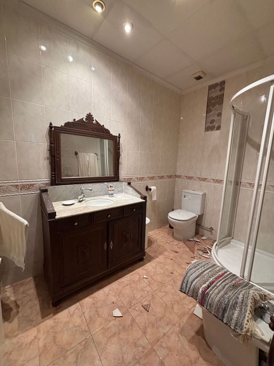 8 bedroom Finca/Country House for sale in Asco with garage - € 180,000 (Ref: 10160995)