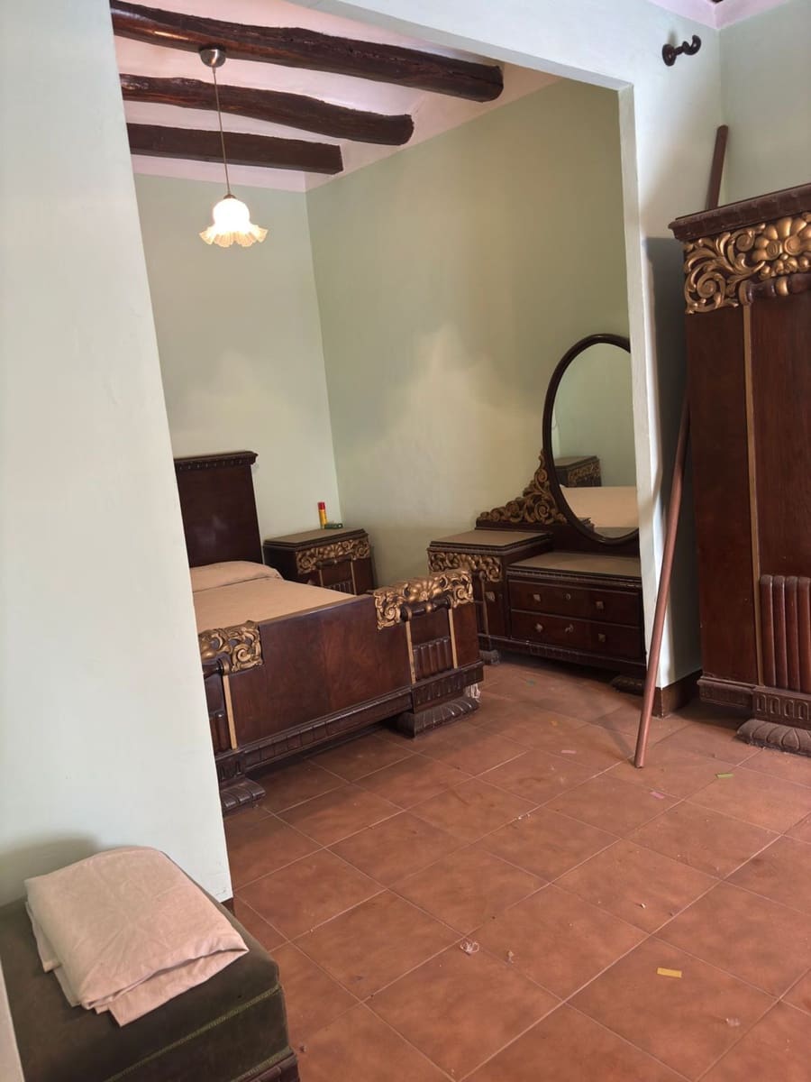 8 bedroom Finca/Country House for sale in Asco with garage - € 180,000 (Ref: 10160995)