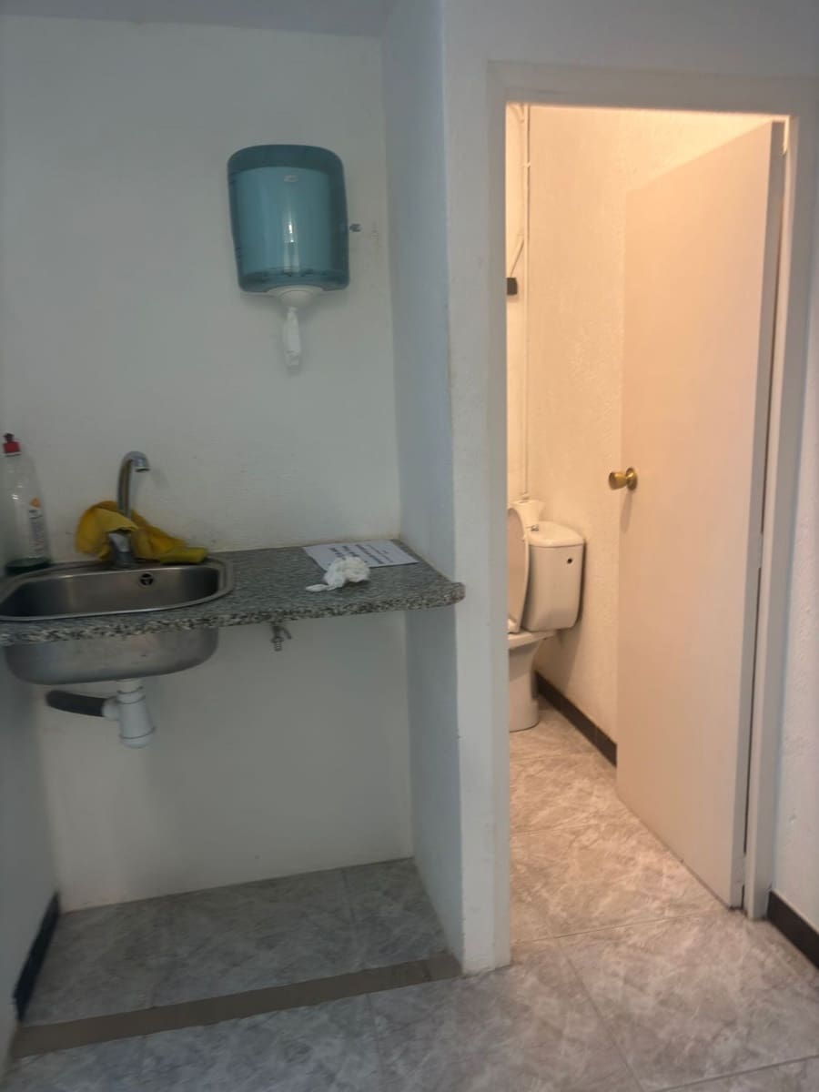 Kaupallinen vuokrattavana paikassa Tivissa - 460 € (Ref: 10164059)