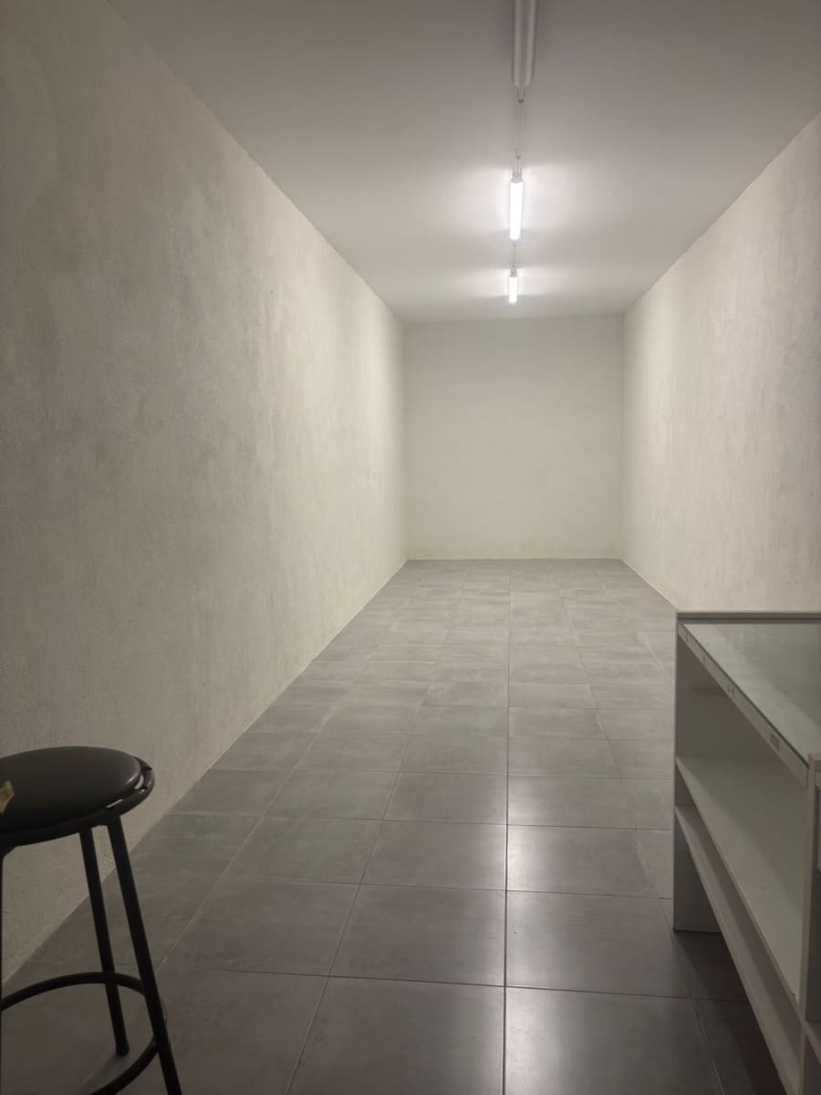 Kaupallinen vuokrattavana paikassa Tivissa - 460 € (Ref: 10164059)