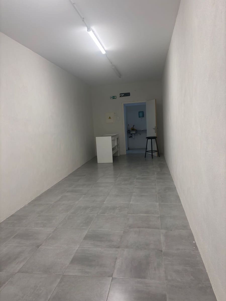 Kaupallinen vuokrattavana paikassa Tivissa - 460 € (Ref: 10164059)