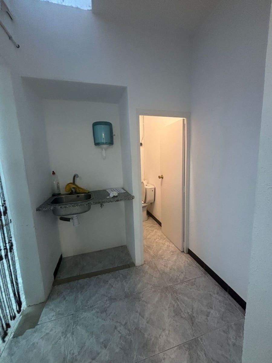 Kaupallinen vuokrattavana paikassa Tivissa - 460 € (Ref: 10164059)