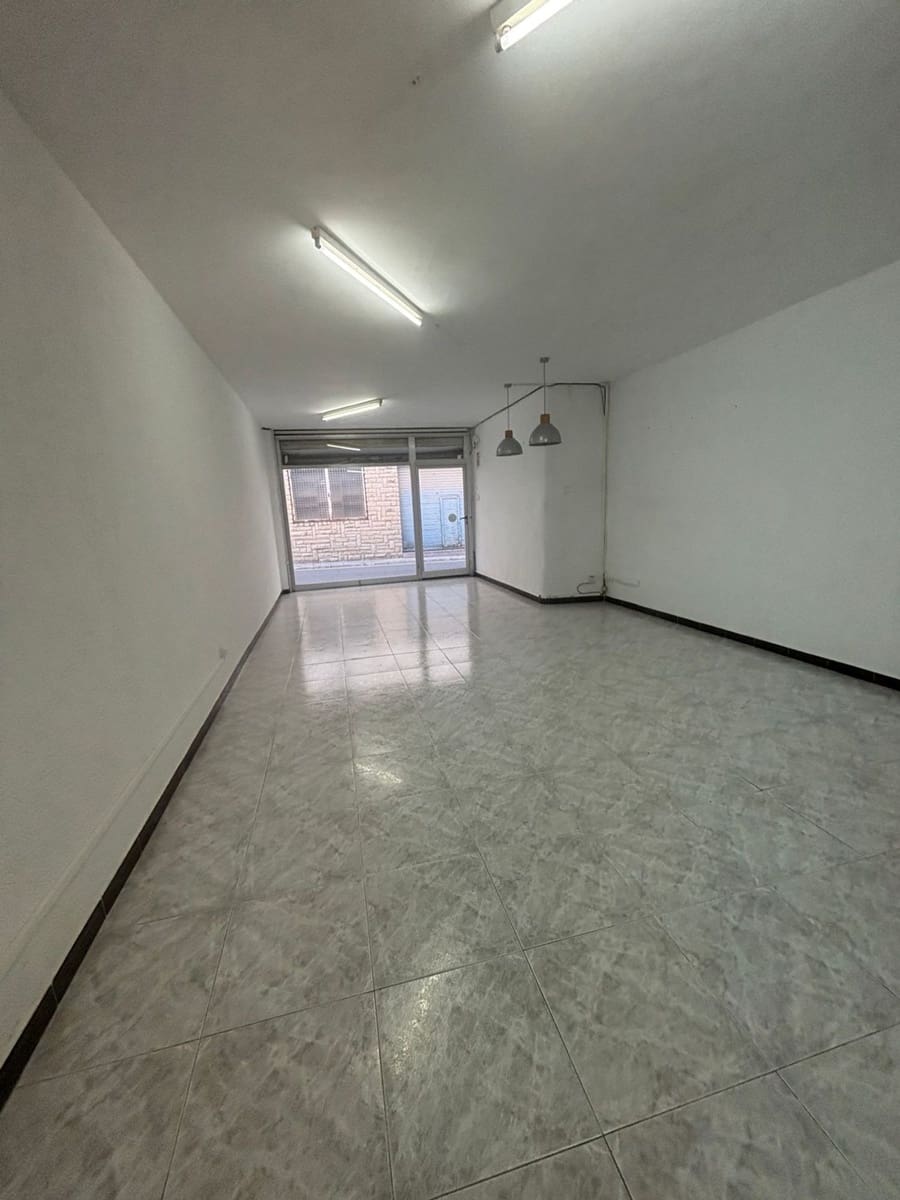 Kaupallinen vuokrattavana paikassa Tivissa - 460 € (Ref: 10164059)