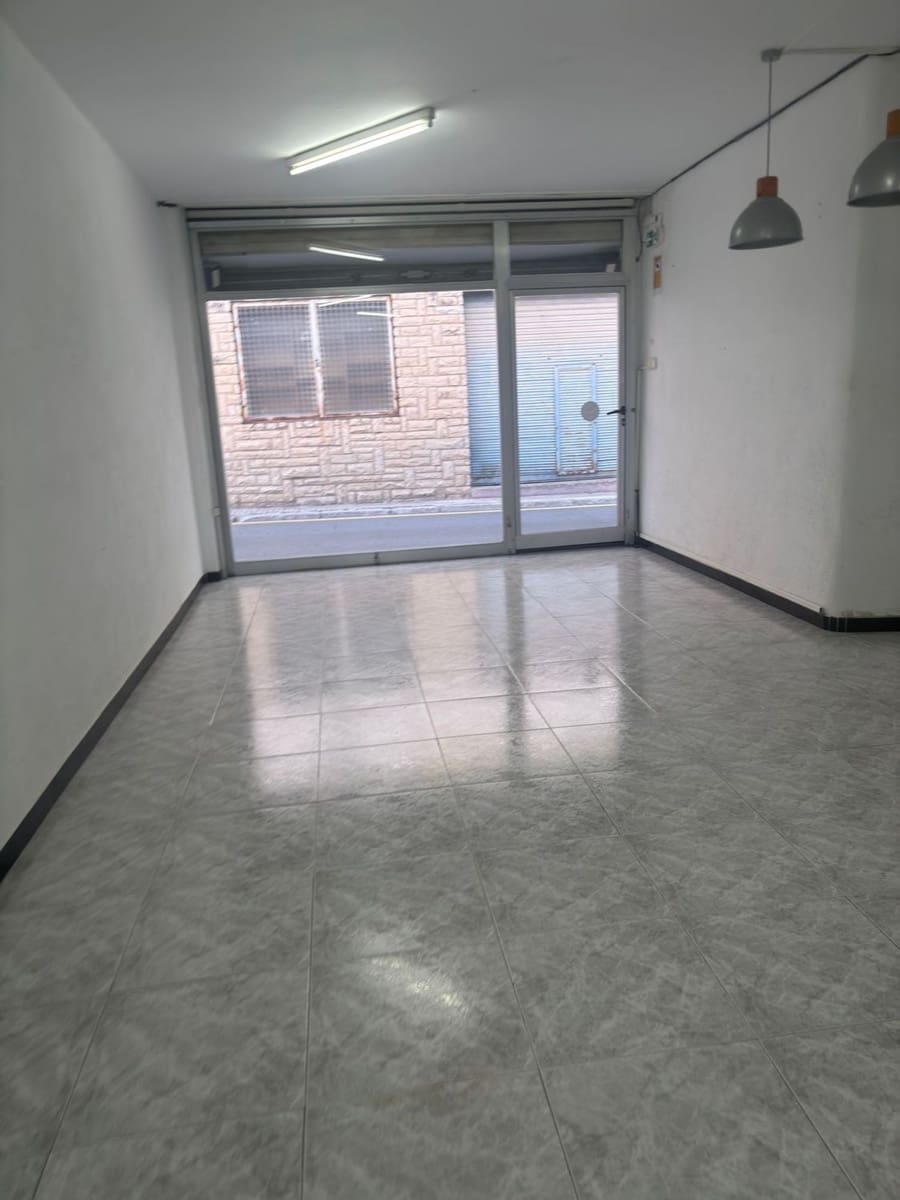 Kaupallinen vuokrattavana paikassa Tivissa - 460 € (Ref: 10164059)