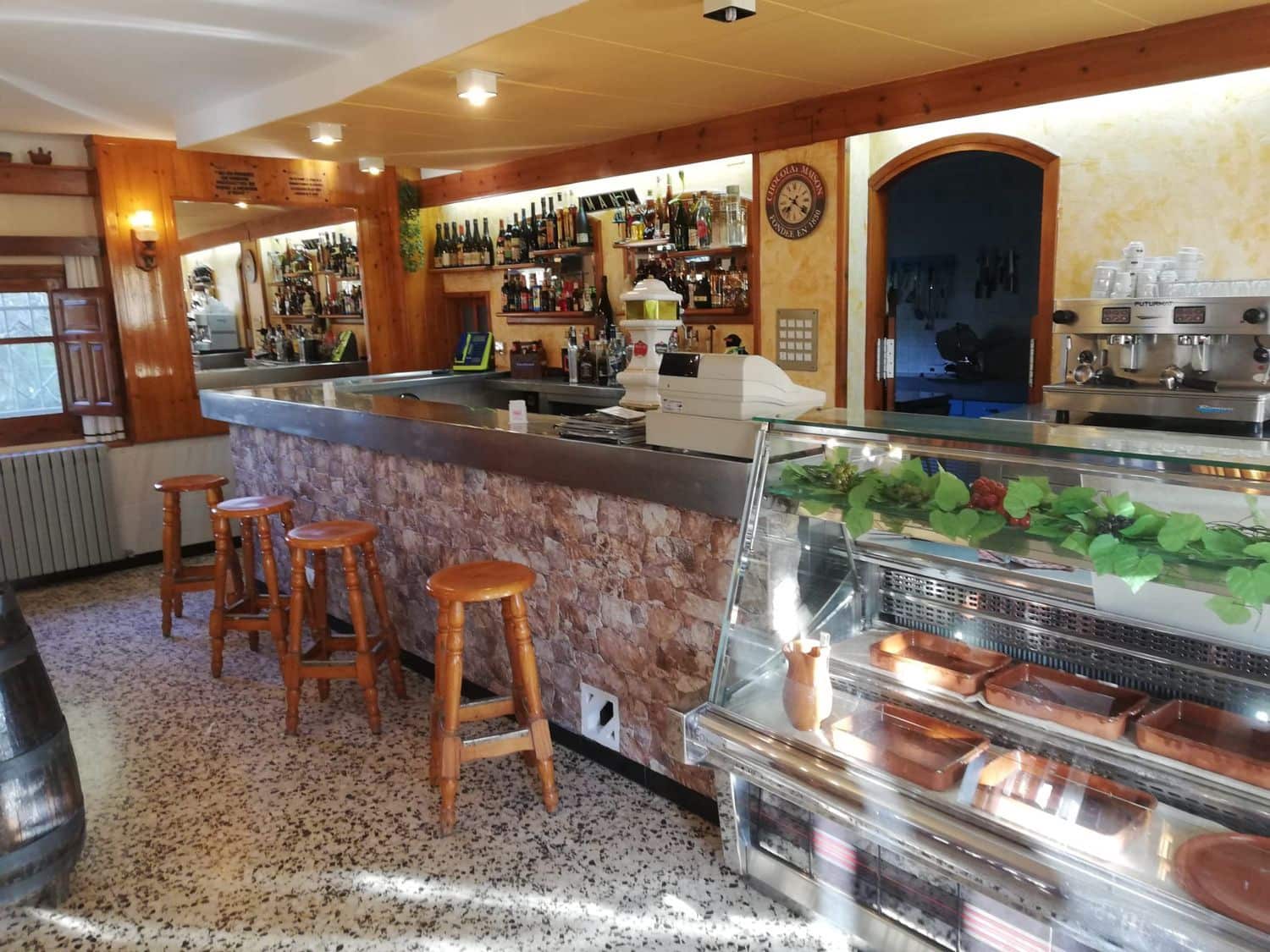 4 soveværelse Restaurant/Bar til salg i Flix med garage - € 350.000 (Ref: 9242620)