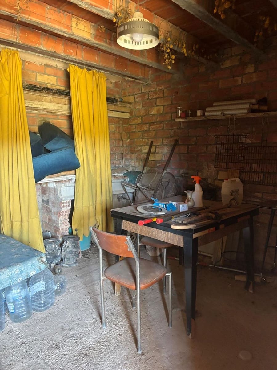 Mark till salu i Flix - 19 000 € (Ref: 9371259)