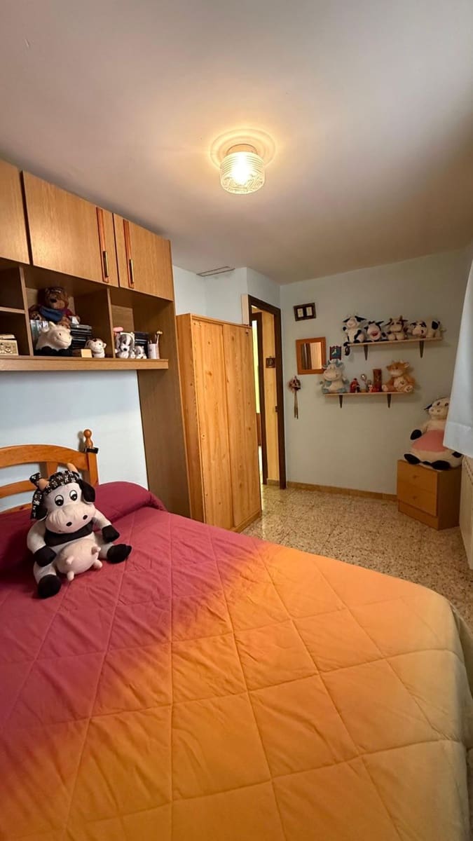 4 soverom Leilighet til salgs i Flix med garasje - € 57 000 (Ref: 9371261)