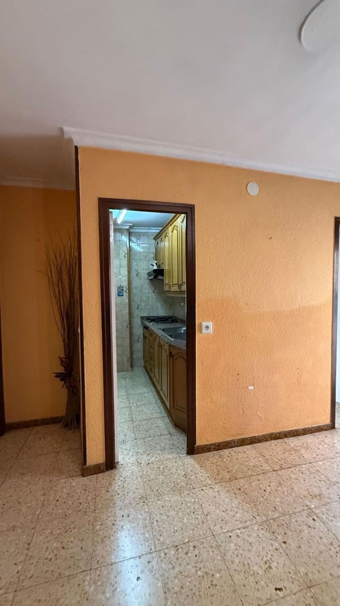 4 soverom Leilighet til salgs i Flix med garasje - € 57 000 (Ref: 9371261)