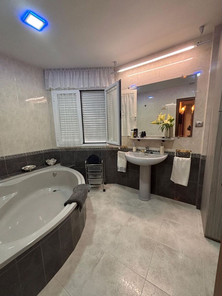 5 soveværelse Lejlighed til salg i Flix med garage - € 176.000 (Ref: 9371264)