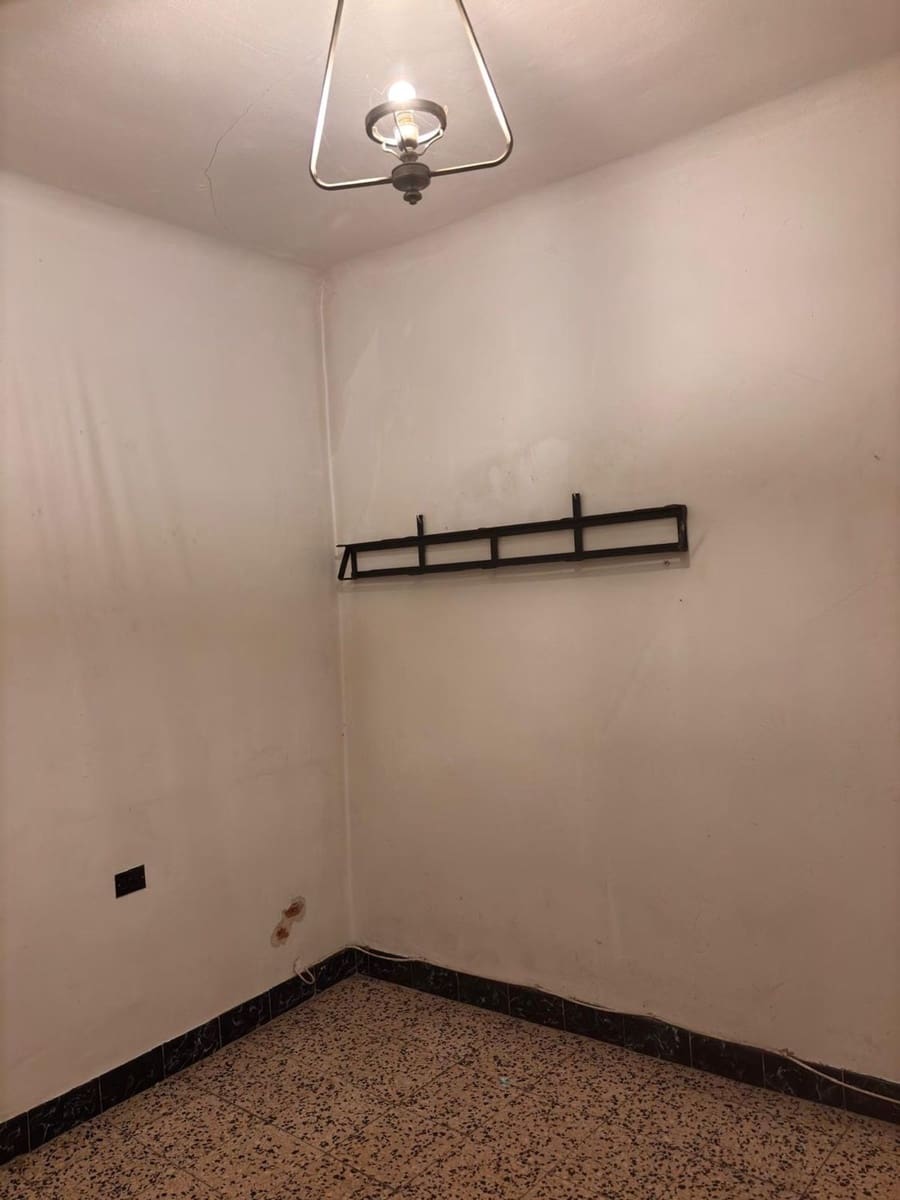 9 bedroom Finca/Country House for sale in Flix with garage - € 35,000 (Ref: 9533254)