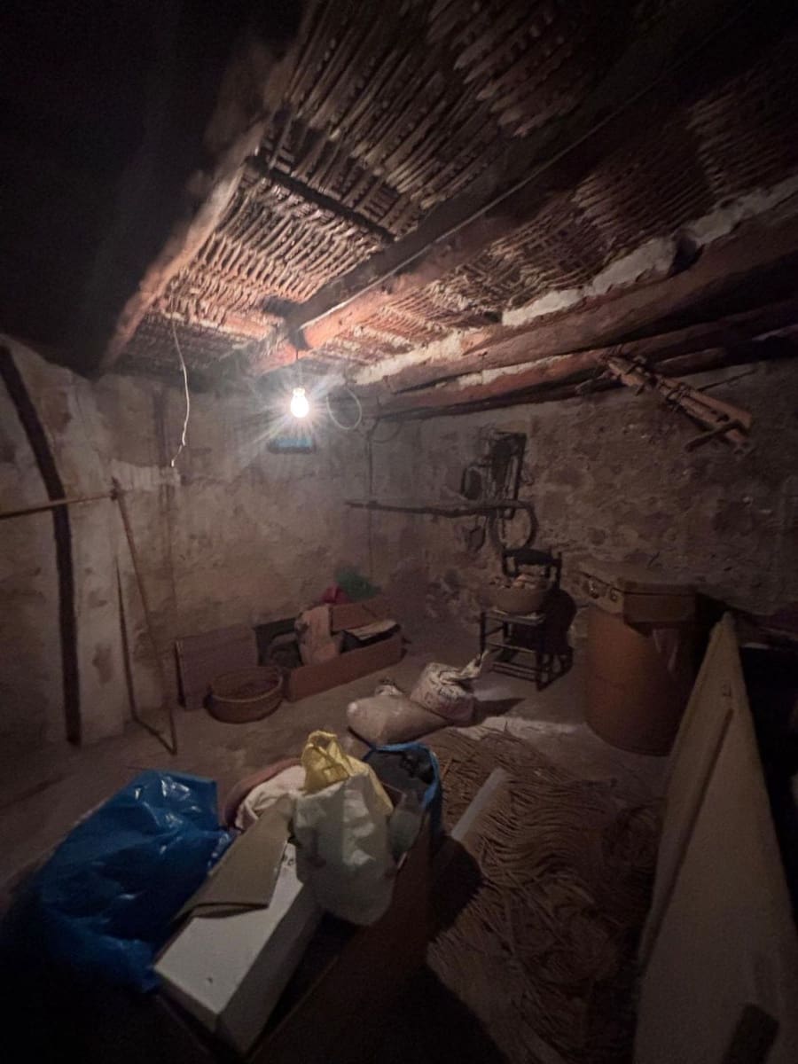 5 bedroom Finca/Country House for sale in Tivissa with garage - € 75,000 (Ref: 9697976)