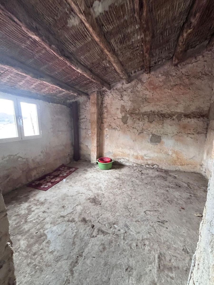 5 bedroom Finca/Country House for sale in Tivissa with garage - € 75,000 (Ref: 9697976)