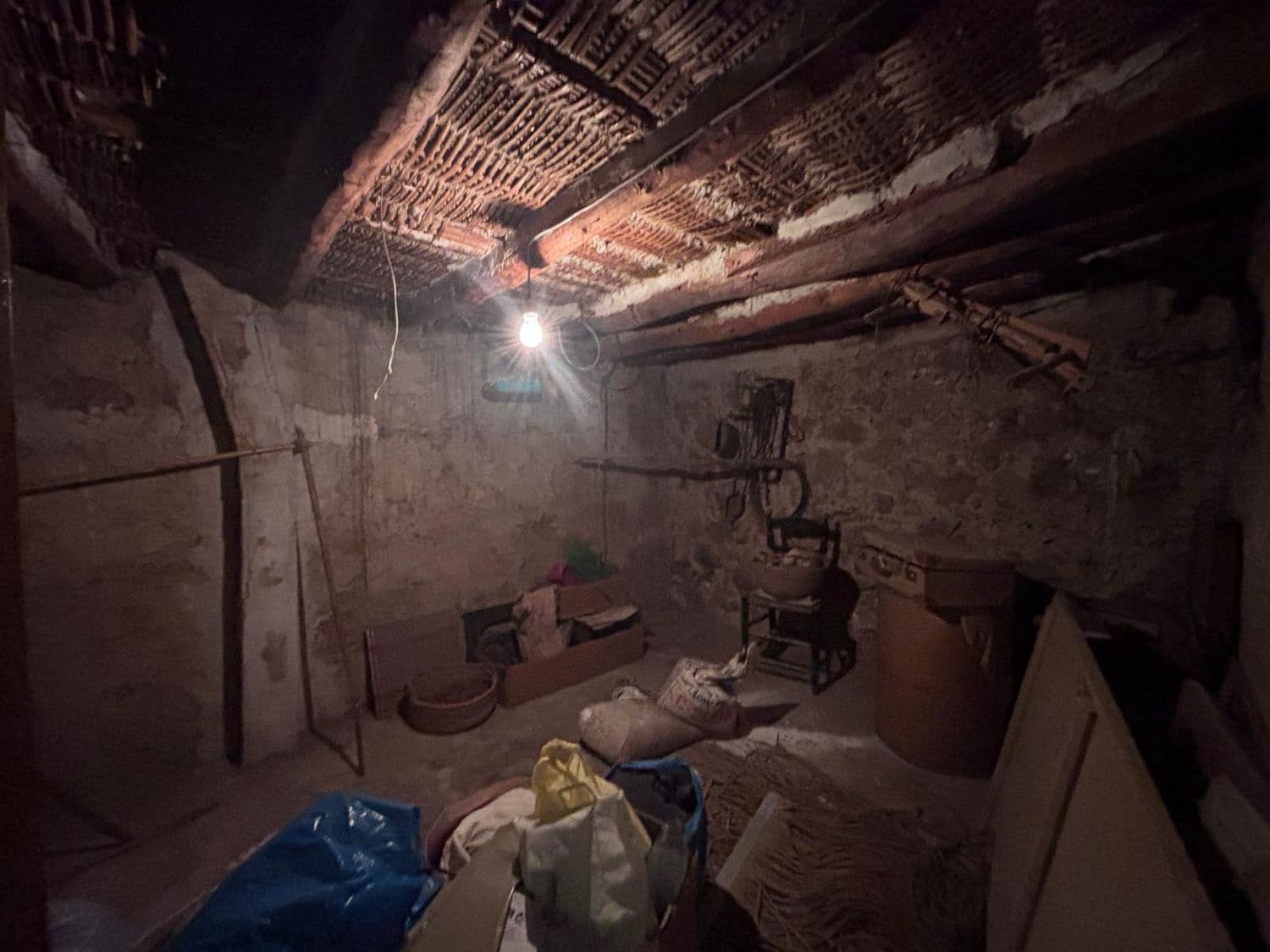 5 bedroom Finca/Country House for sale in Tivissa with garage - € 75,000 (Ref: 9697976)