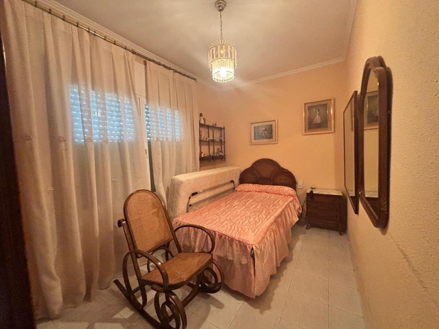 2 bedroom Villa for sale in Flix with garage - € 160,000 (Ref: 9833303)