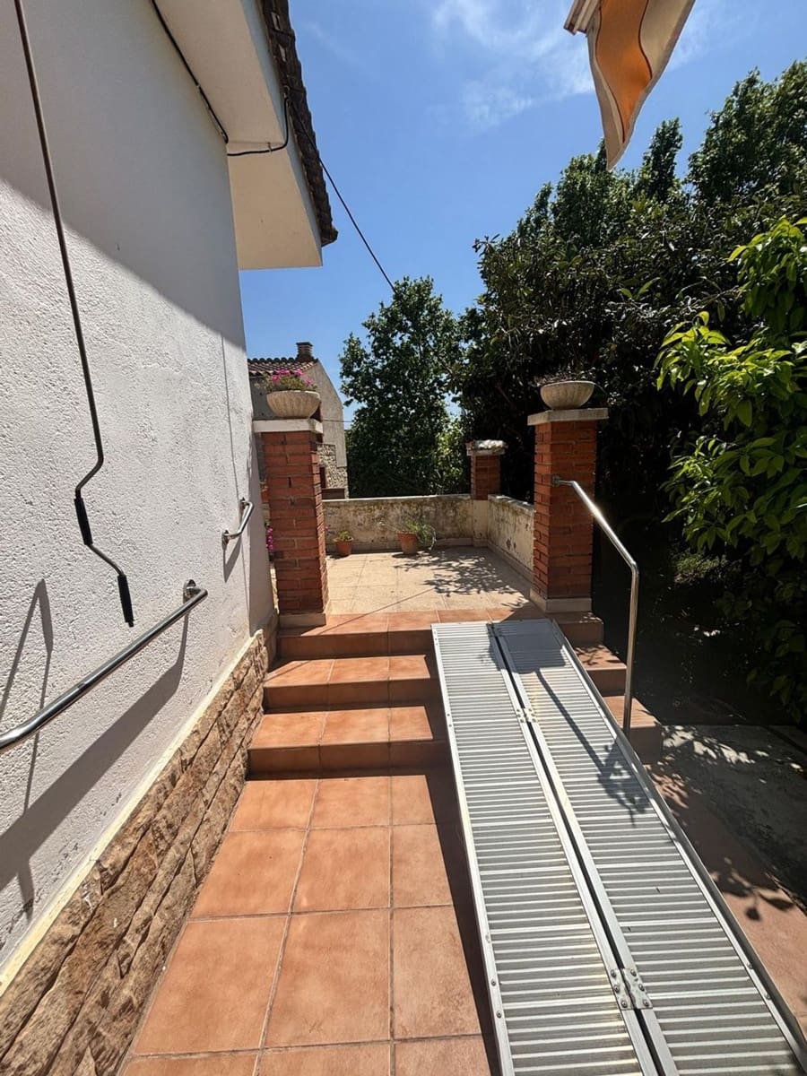 2 bedroom Villa for sale in Flix with garage - € 160,000 (Ref: 9833303)